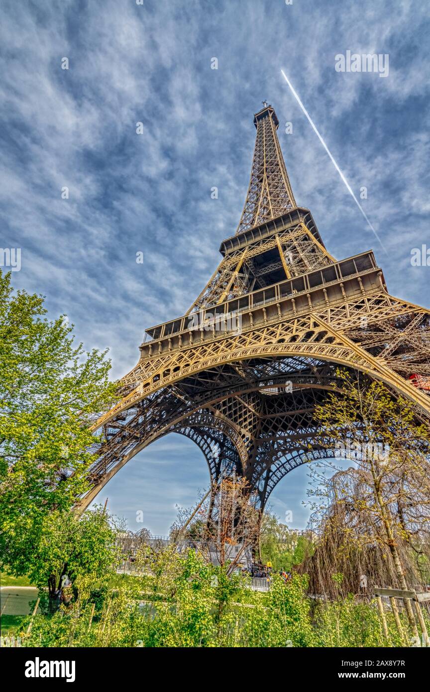 Vertikaler Blick auf den isolierten Eiffelturm mit wunderschönem blauem Himmel Stockfoto