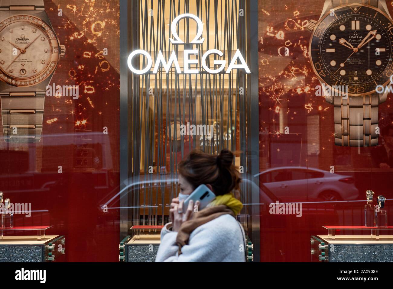 Schweizer Luxus-Uhrmacher Omega Logo und Laden in Hongkong. Stockfoto