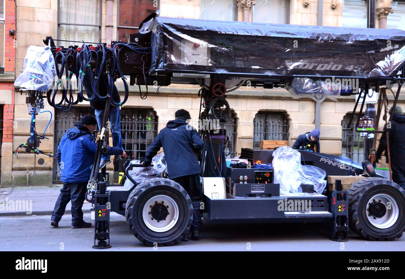 Netflix dreht für Serie vier der Krone in Manchester, Großbritannien, und verwandelt die Stadt in New York. Dies ist der Skorpion 45 Teleskopkran mit stabilisiertem Filmkamerakopf, den Netflix zum Filmen verwendet. Das Gesamtgewicht Einschließlich Gegengewichten beträgt 4.850 lbs Stockfoto