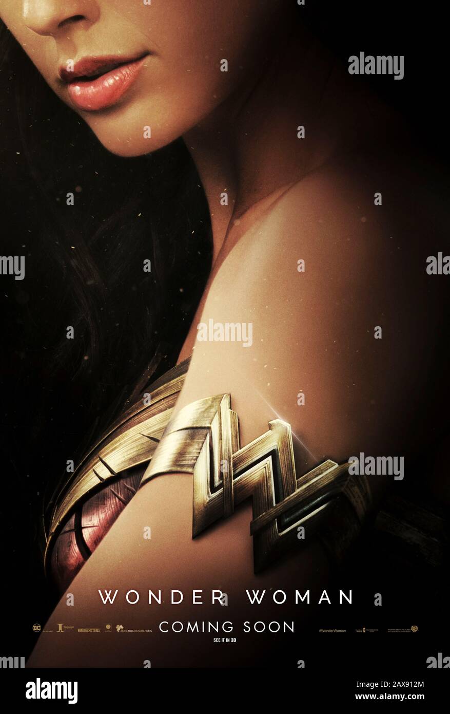 Wonder Woman (2017) unter der Regie von Patty Jenkins und mit Gal Gadot, Chris Pine, Robin Wright, Ewen Bremner und Connie Nielsen in den Hauptrollen. DC Comics Amazonische Kriegerin Diana trifft auf die große Leinwand und hilft der Menschheit während des ersten Weltkriegs Stockfoto