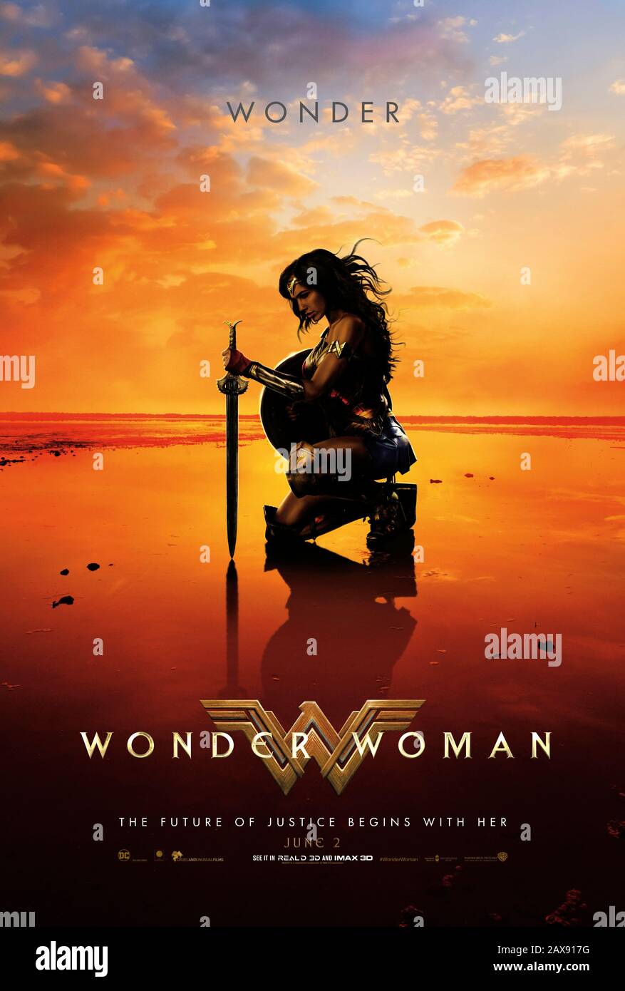 Wonder Woman (2017) unter der Regie von Patty Jenkins und mit Gal Gadot, Chris Pine, Robin Wright, Ewen Bremner und Connie Nielsen in den Hauptrollen. DC Comics Amazonische Kriegerin Diana trifft auf die große Leinwand und hilft der Menschheit während des ersten Weltkriegs Stockfoto