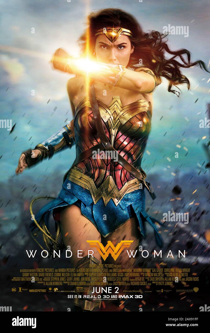 Wonder Woman (2017) unter der Regie von Patty Jenkins und mit Gal Gadot, Chris Pine, Robin Wright, Ewen Bremner und Connie Nielsen in den Hauptrollen. DC Comics Amazonische Kriegerin Diana trifft auf die große Leinwand und hilft der Menschheit während des ersten Weltkriegs Stockfoto