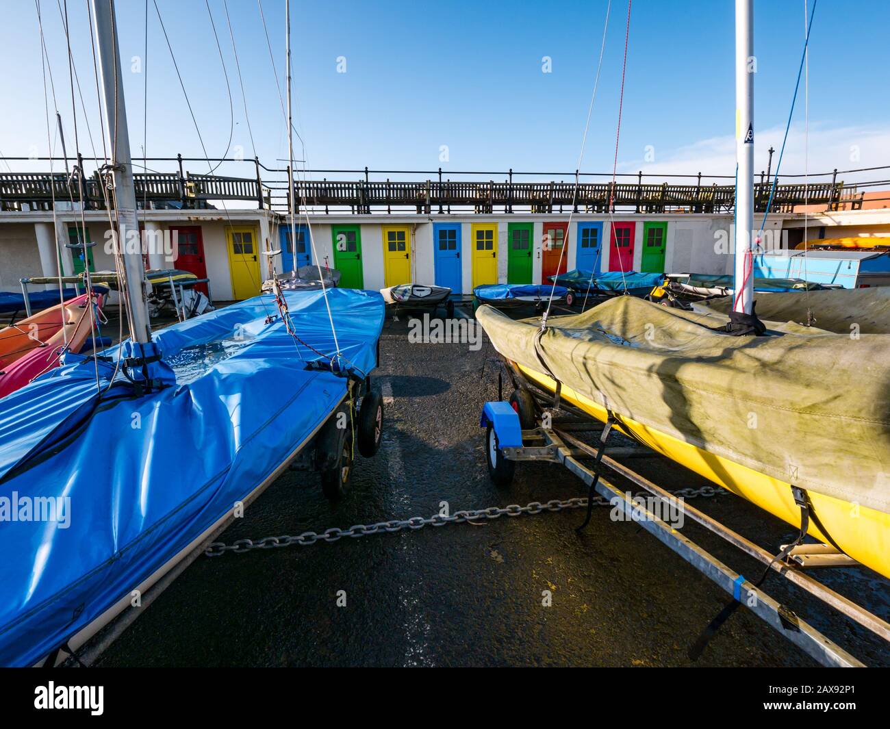 Bunte nummerierte Türen im Bootslager im Winter (ehemalige Umkleidekabinen), im Hafen von North Berwick, East Lothian, Schottland, Großbritannien Stockfoto