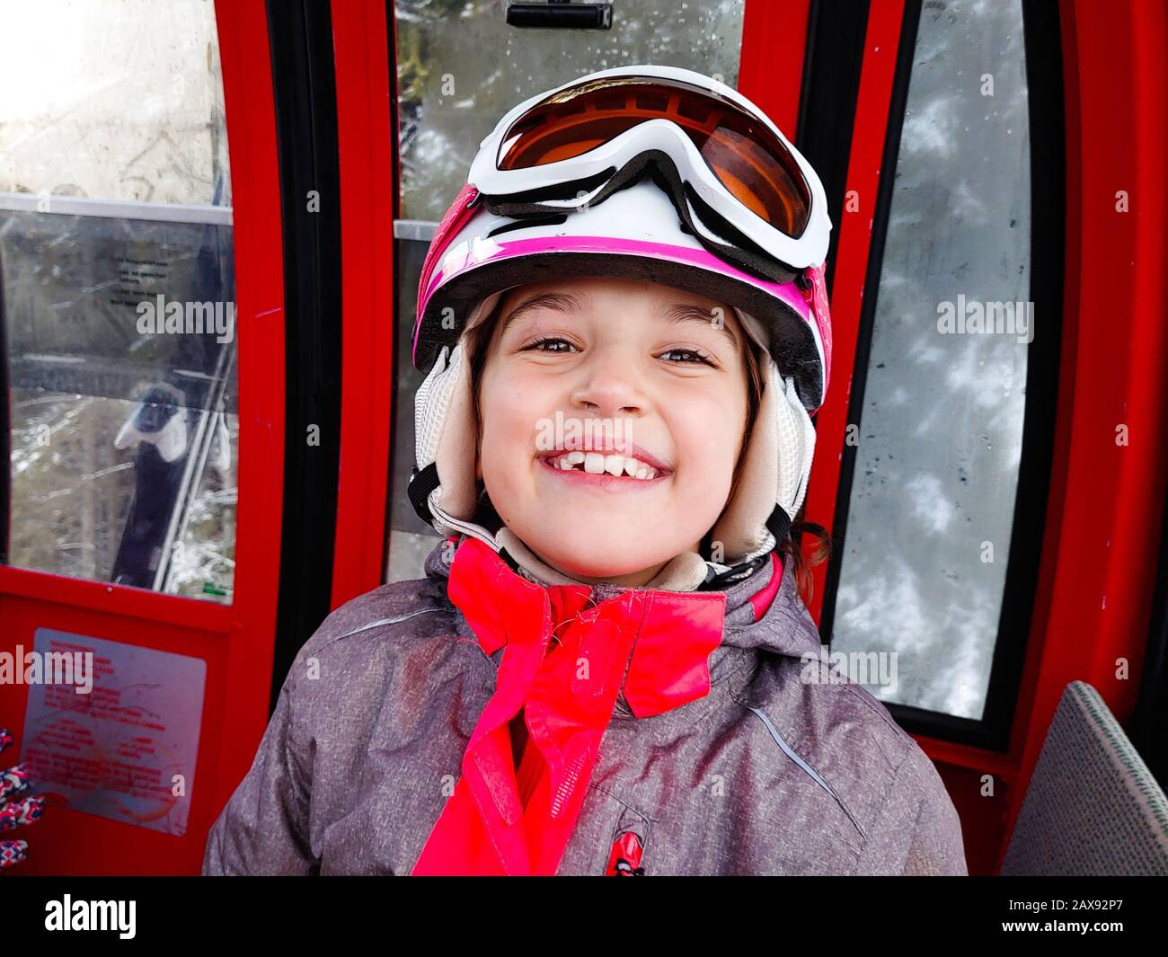 Familien-Seilbahn auf Winterurlaub Skifahren. Familie im Winterurlaub Skifahren selfie in der Kabine mit herrlichem Blick auf die Berge Stockfoto