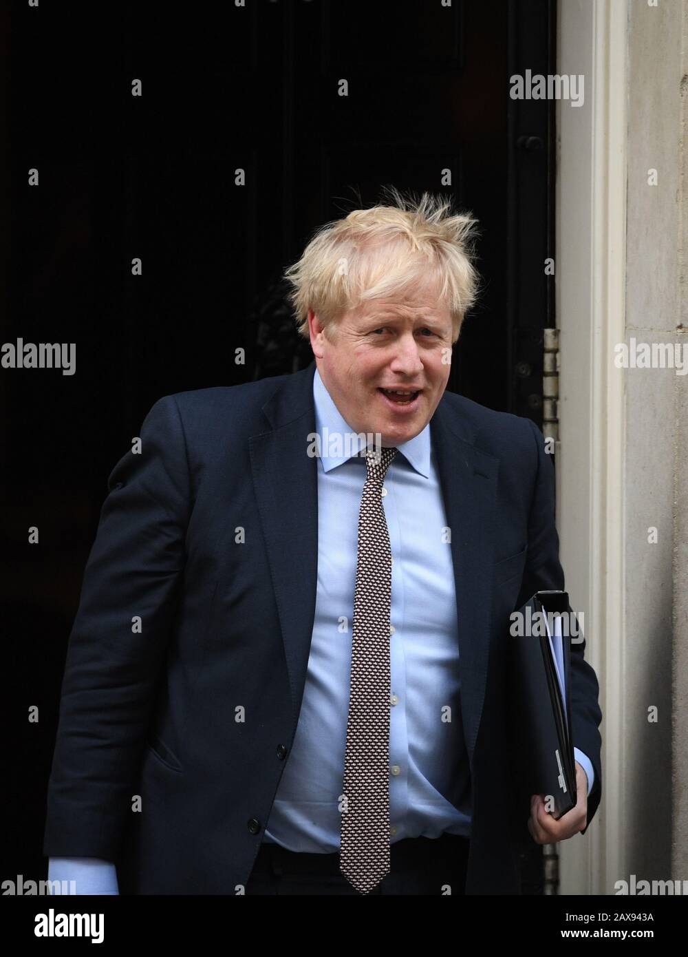 Premierminister Boris Johnson verlässt nach einem Kabinettstreffen die Downing Street, London. Stockfoto