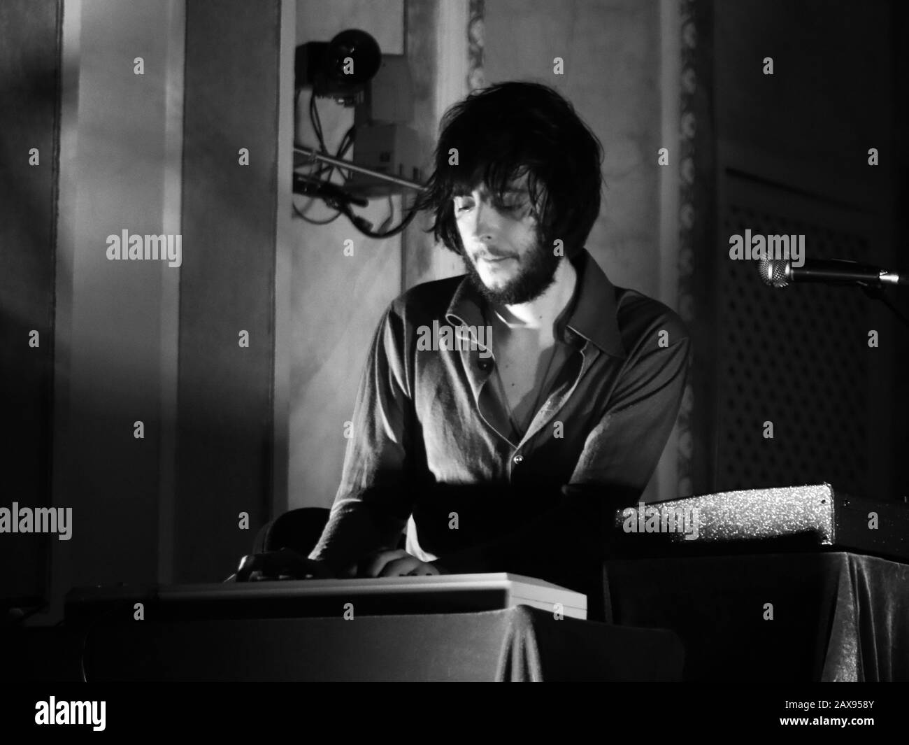 Victor Cabezuelo von der Rufus T. Firefly-Band, die beim Konzert von Anni B Sweet elektronisches Keyboard spielt. Sala María Cristina, Málaga, Spanien. Stockfoto