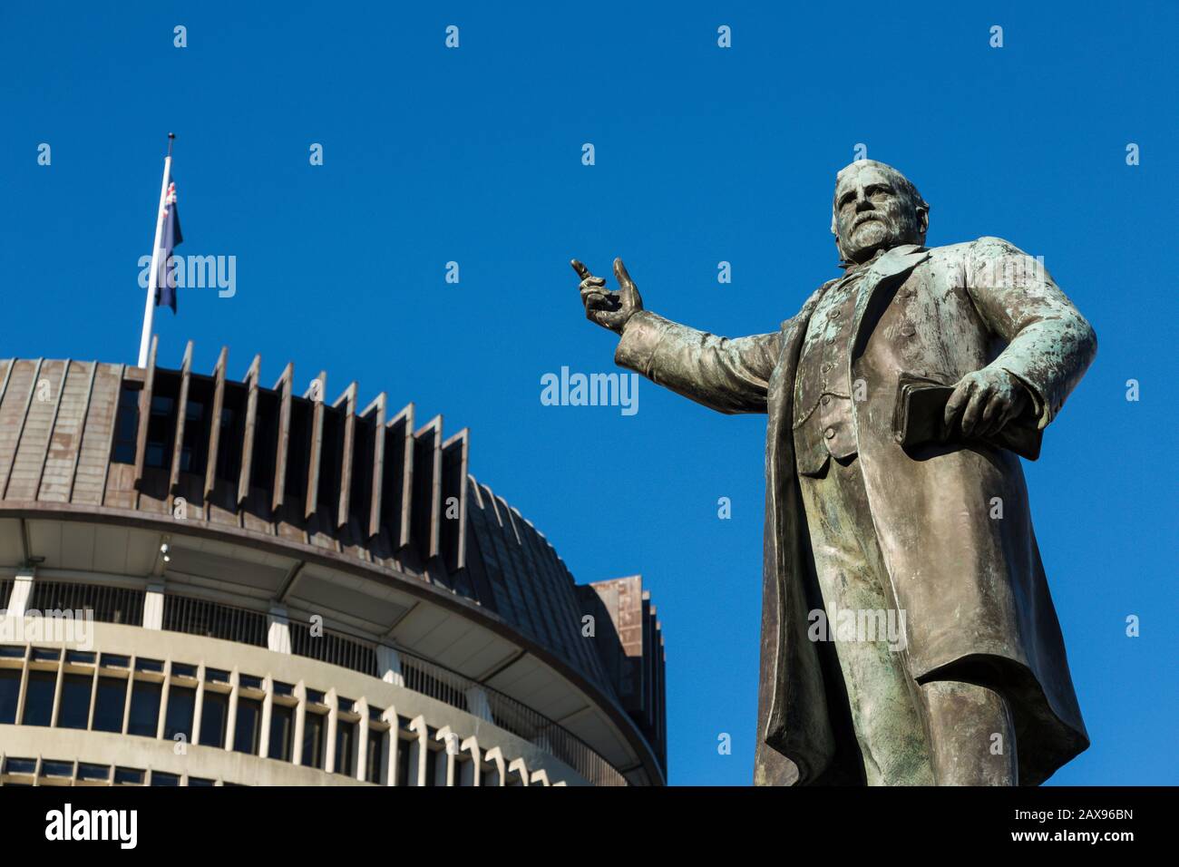 Beehive Parliament Building, Wellington, Neuseeland, Statue von Richard John Seddon Stockfoto