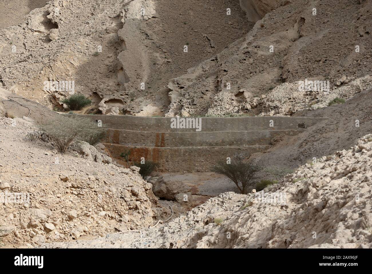 Ein historischer Wasserdamm im Tal Al Mubazzara in den Ausläufern des höchsten Berges der VAE Jebel Hafeet, Al Ain Stockfoto