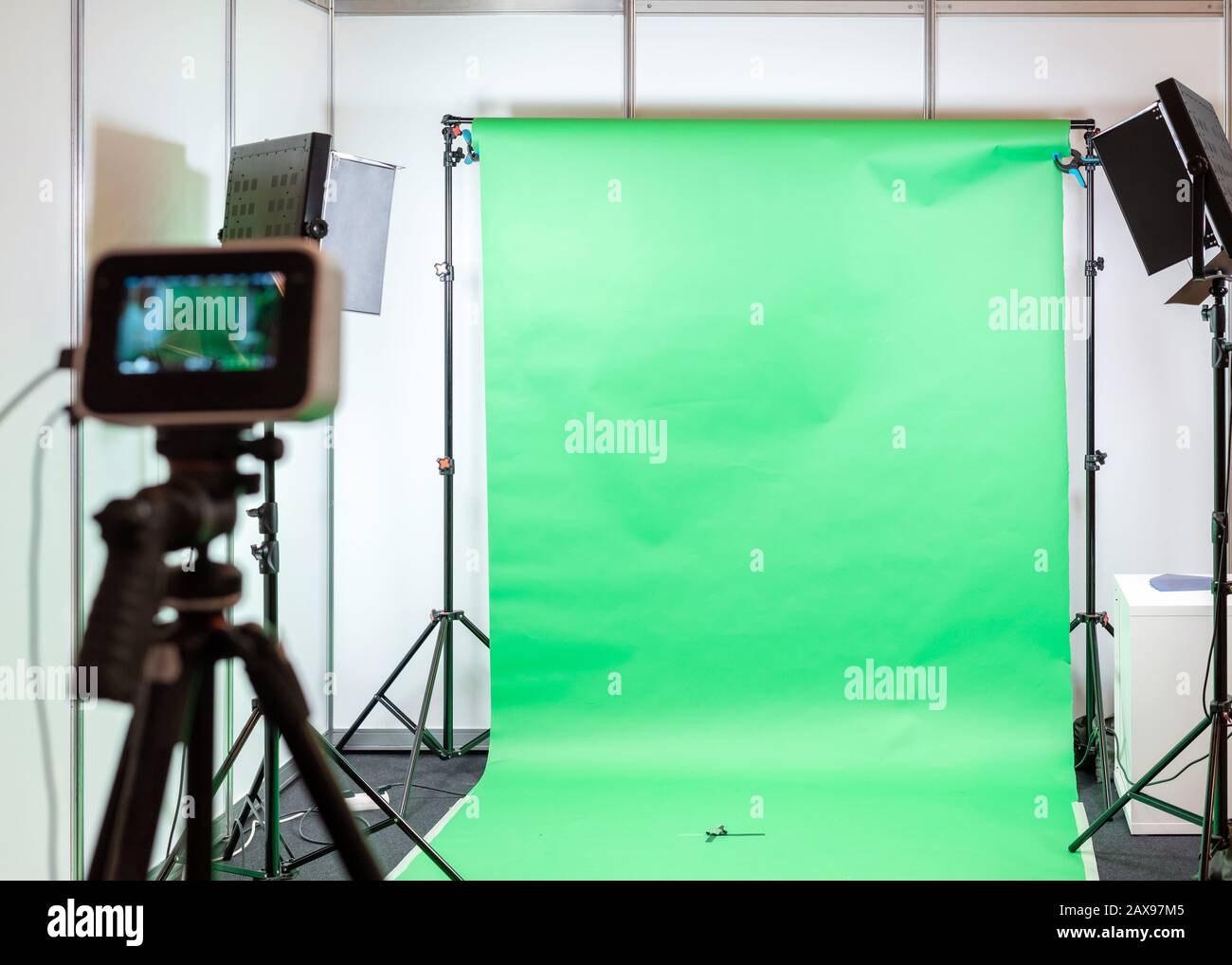 Hintergrund des Green-Screen-Studios. Dreh- oder Fotostudio mit Beleuchtung und Filmausrüstung Stockfoto