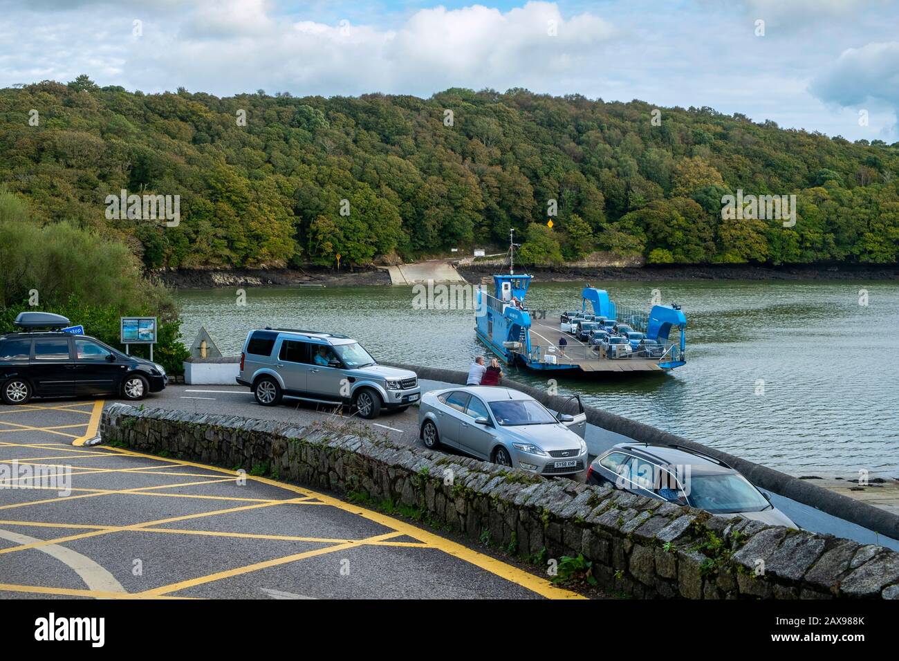 Oktober 2018 - Trelissick, Cornwall, Großbritannien: Die Warteschlange für Autos für die Ankunft der King Harry Ferry. Eine Fahrzeugkettenfähre, die die Carrick Roads überquert, erreicht die Flussmünde des Flusses Fal in Cornwall, England, Großbritannien Stockfoto
