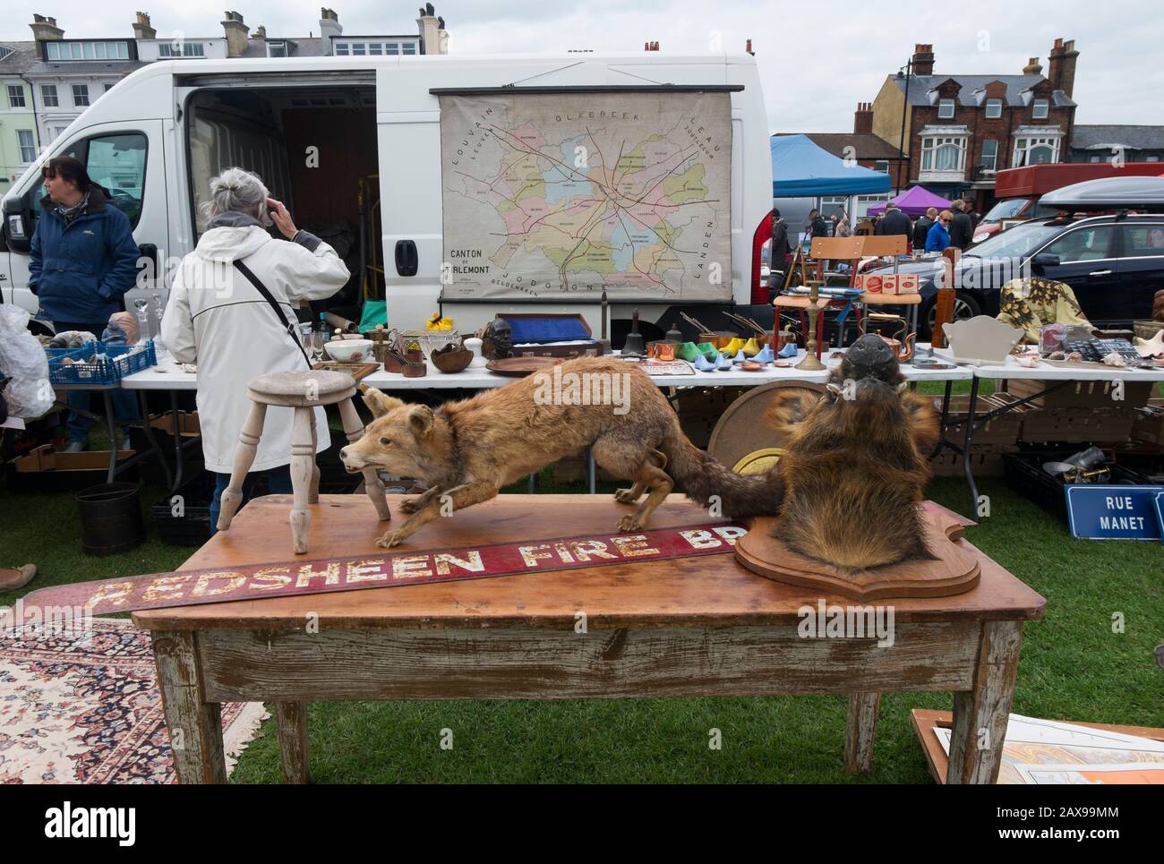 Alte Karten, Metallschild und taxidermy Wildschweinkopf und Fuchs auf einem Stall auf dem jährlichen Brocante Antiquitätenmarkt auf Walmer Green, Deal, Kent, Großbritannien Stockfoto