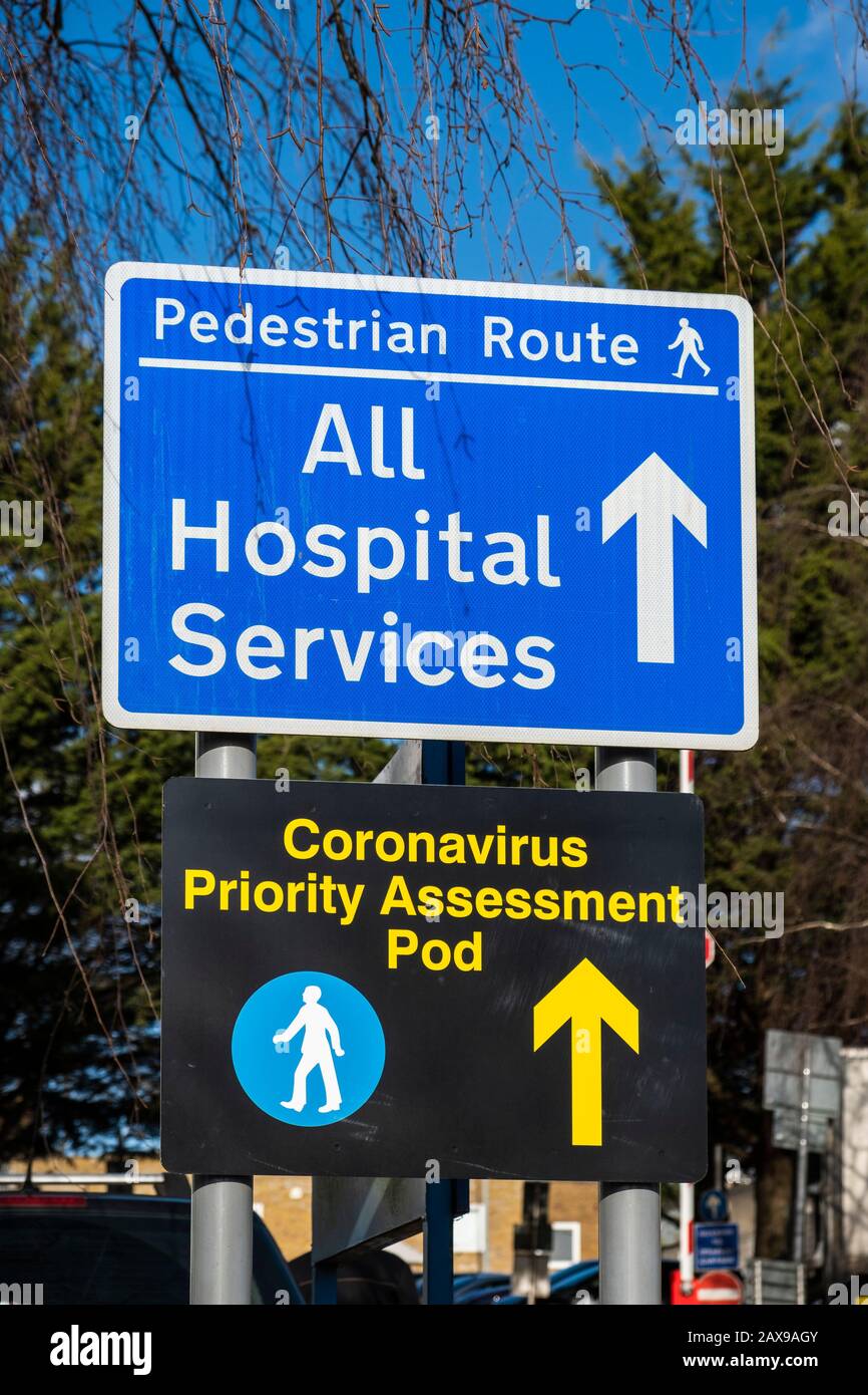 Coronavirus Priority Assessment Pod Richtungsschild, Watford General Hospital, Watford, Hertfordshire, England, Großbritannien Stockfoto