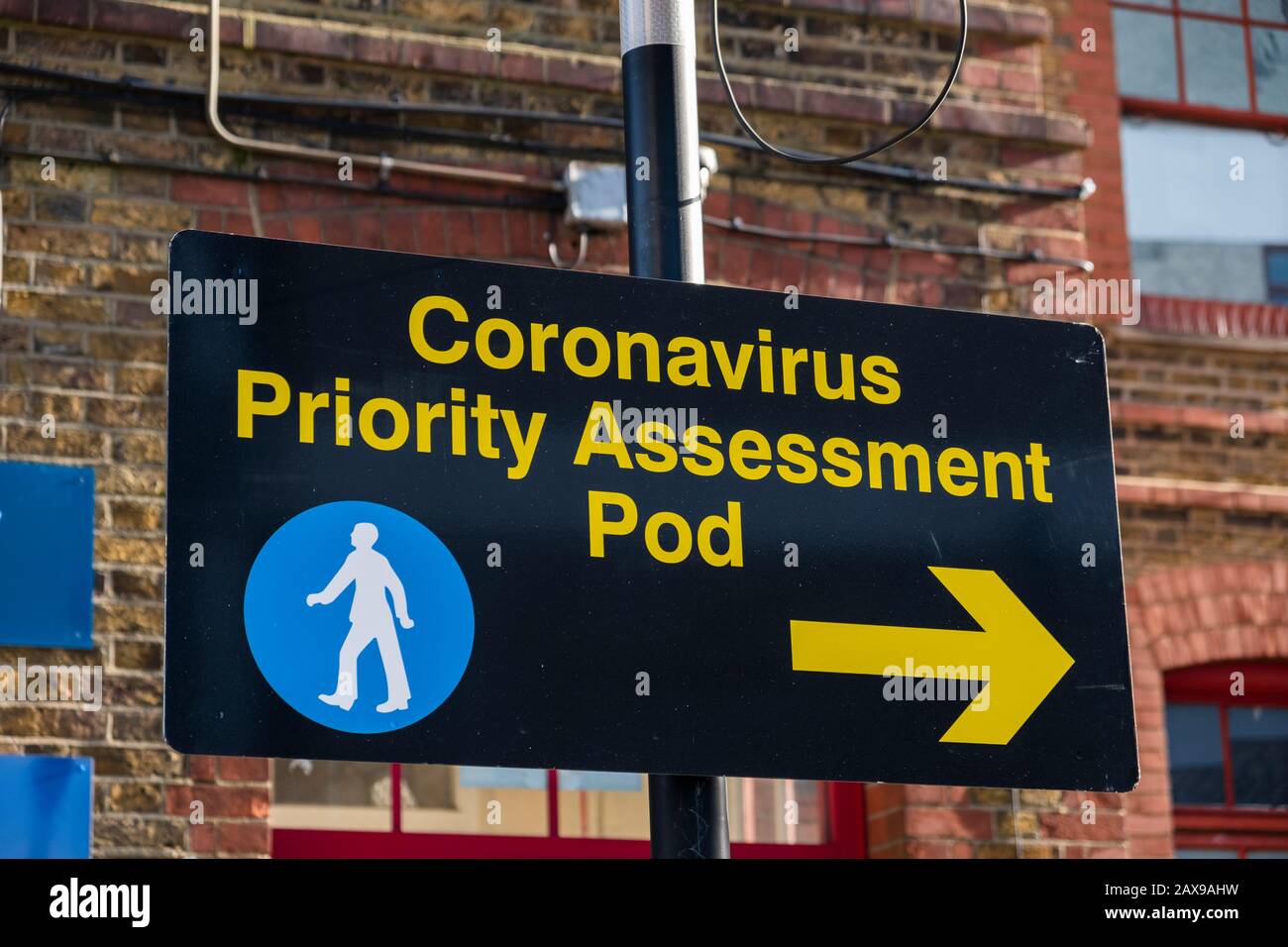 Coronavirus Priority Assessment Pod Richtungsschild, Watford General Hospital, Watford, Hertfordshire, England, Großbritannien Stockfoto