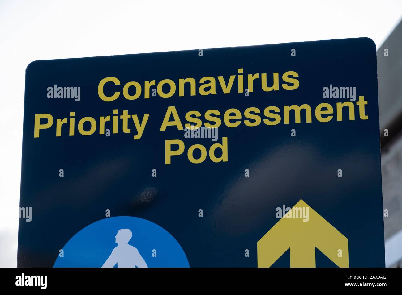 Coronavirus Priority Assessment Pod Richtungsschild, Watford General Hospital, Watford, Hertfordshire, England, Großbritannien Stockfoto