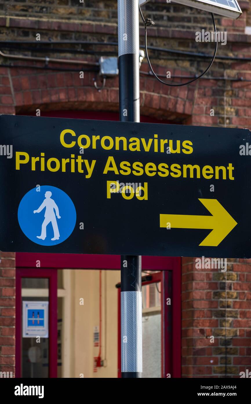 Coronavirus Priority Assessment Pod Richtungsschild, Watford General Hospital, Watford, Hertfordshire, England, Großbritannien Stockfoto