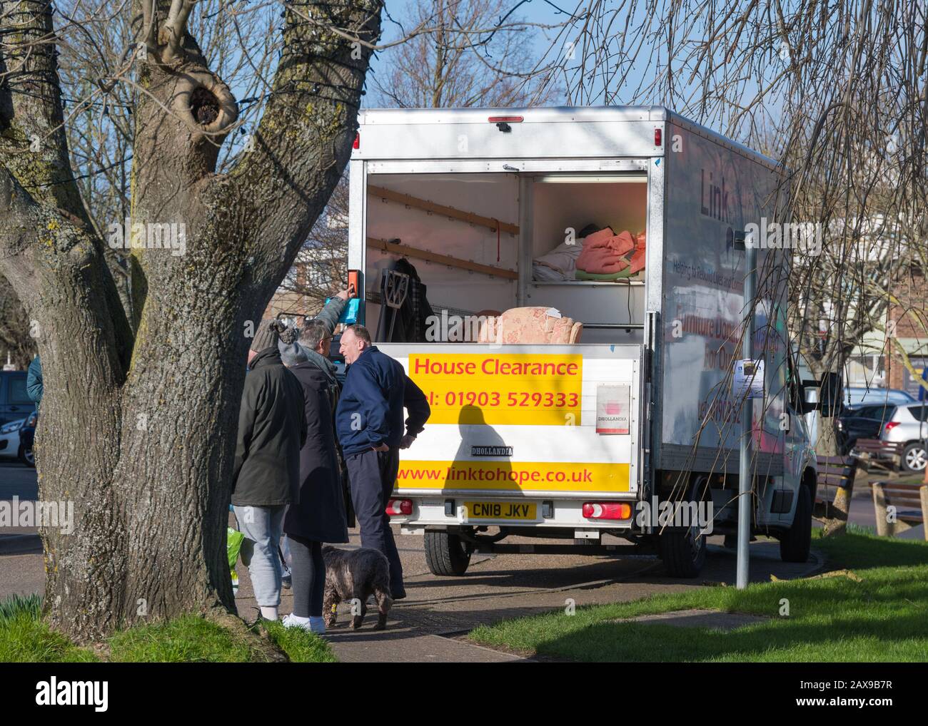 Kleintransporter, der für die Hausbestückung verwendet wird, mit Haushaltsartikeln wie Stühlen und Sofas, möglicherweise für den Gebrauchtverkauf oder den Gebrauchtverkauf. Stockfoto