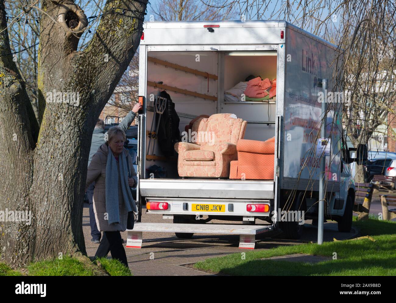 Kleintransporter, der für die Hausbestückung verwendet wird, mit Haushaltsartikeln wie Stühlen und Sofas, möglicherweise für den Gebrauchtverkauf oder den Gebrauchtverkauf. Stockfoto