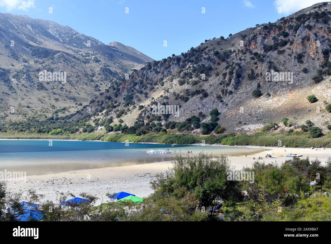 Georgioupolis, Griechenland - 06. Oktober 2018: Nicht identifizierte Menschen am Kournas See, bevorzugtes Reiseziel für Schwimmen und Bootfahren Stockfoto