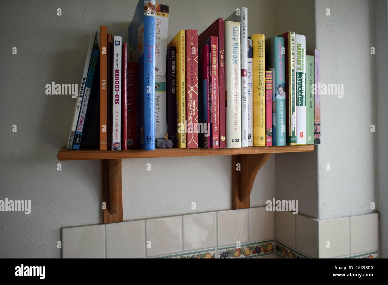 Kochbücher in einem englischen Küchenregal Stockfoto