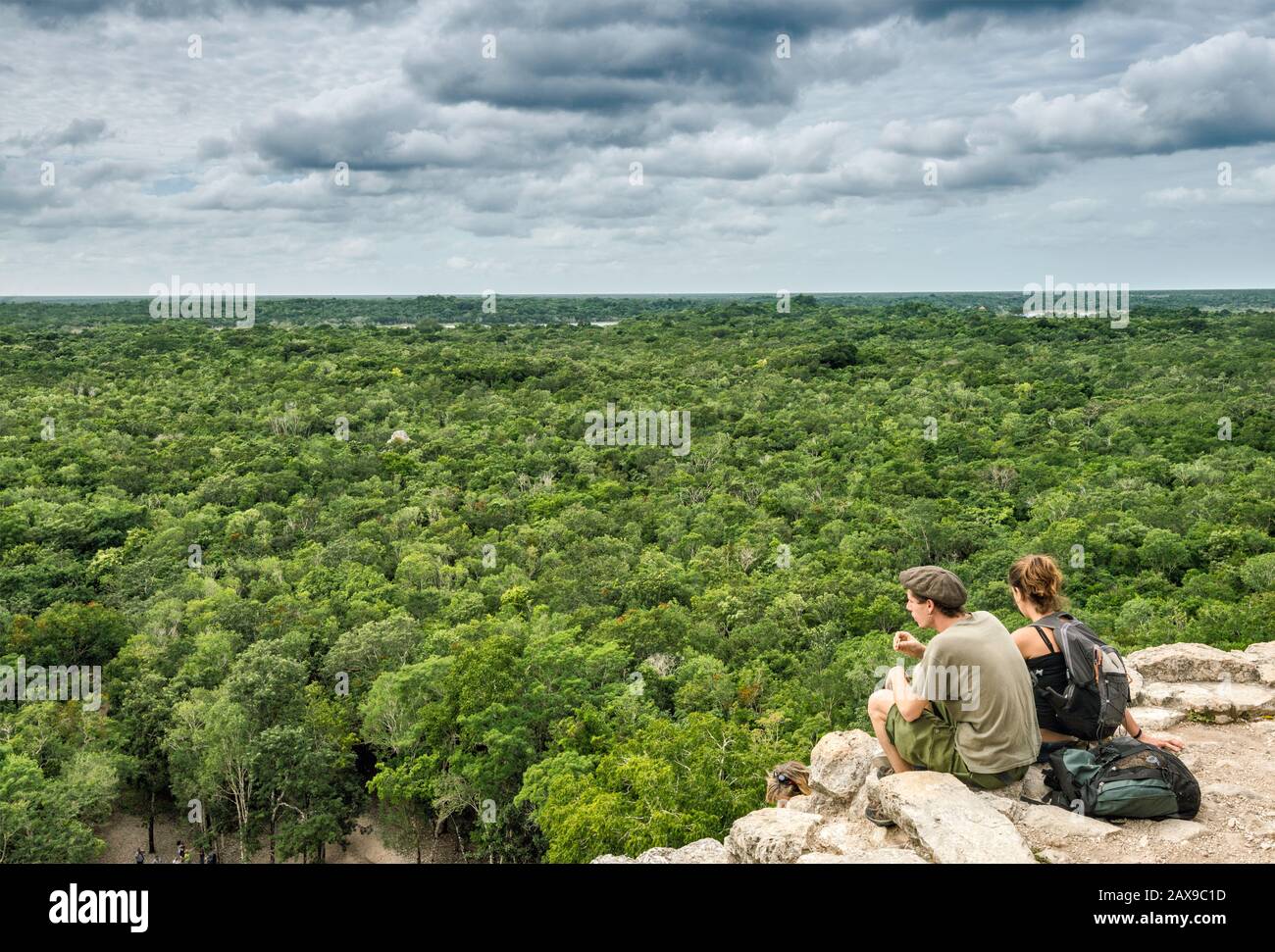 Blick auf den Dschungel des Regenwaldes von der Spitze der Nohoch Mul Pyramide, Coba Archeological Area, Yucatan Peninsula, Quintana Roo State, Mexiko Stockfoto