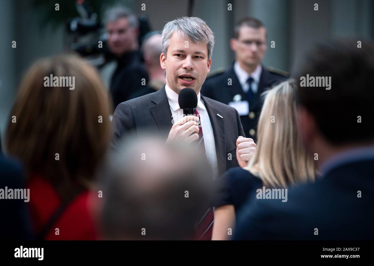 11. Februar 2020, Berlin: Steffen Bilger (CDU), Parlamentarischer Staatssekretär im Bundesverkehrsministerium und Digitale Infrastruktur, übergibt Förderbescheide für den Kauf von E-Fahrzeugen und erforderliche Ladeeinrichtungen an Vertreter zahlreicher Regionen im Bundesverkehrsministerium und der digitalen Infrastruktur. Im Rahmen des Sofortaktionsprogramms "Clean Air 2017-2020" stehen insgesamt 265 Millionen Euro für die Beschaffung von Elektrofahrzeugen und der damit verbundenen Ladeinfrastruktur für die Kommunen zur Verfügung. Foto: Bernd von Jutrczenka / dpa Stockfoto