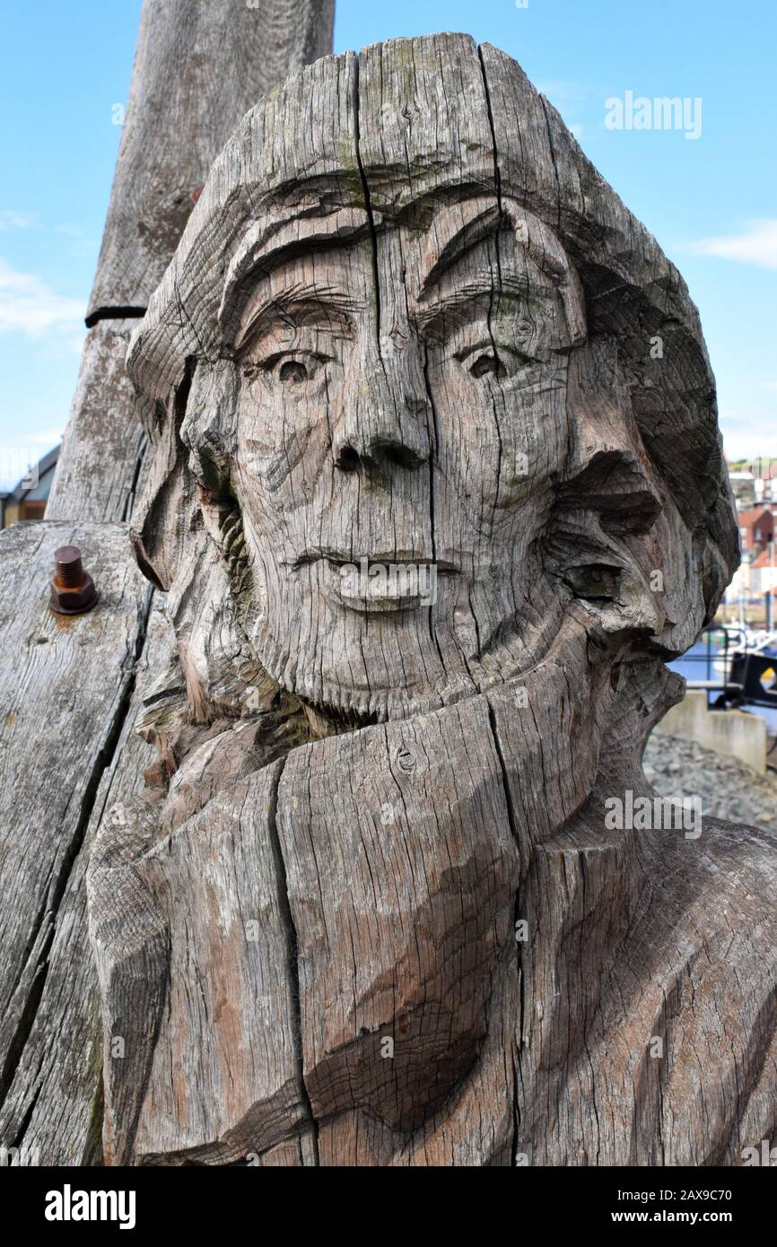 Detail von Whitby (North Yorkshire) geschnitzte Holzstatue, die als Denkmal für lokale Schiffsbauer steht Stockfoto