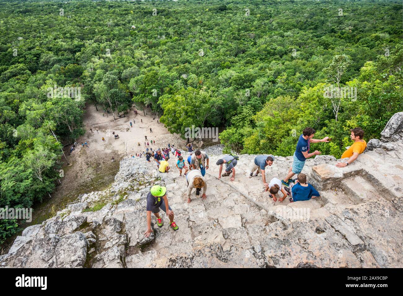 Touristen, die die Nohoch Mul Pyramide, Coba Archeological Area, Yucatan Peninsula, Quintana Roo State, Mexiko besteigen Stockfoto