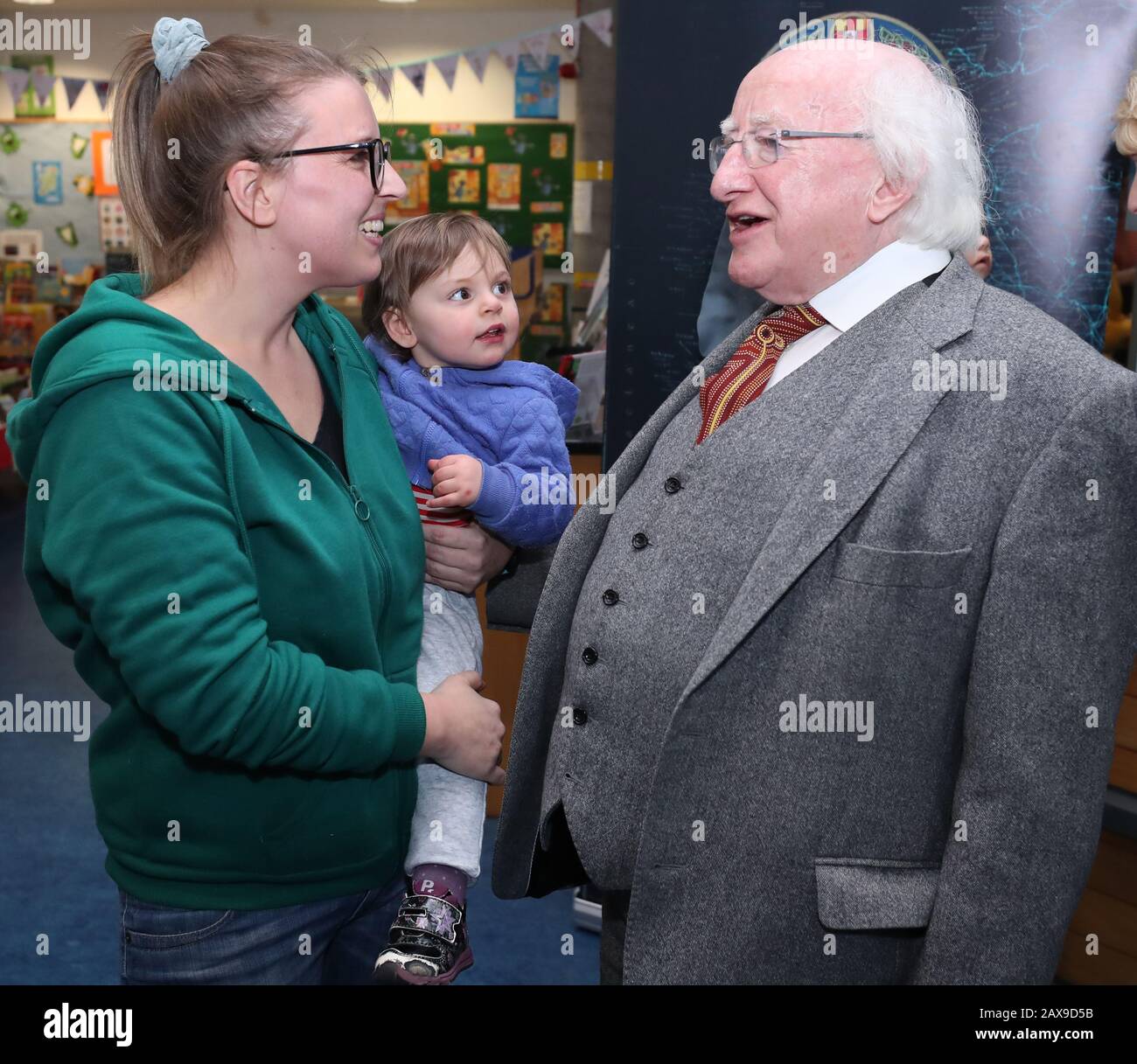 Präsident Michael D Higgins trifft Adrienne Lynch und ihre Tochter Terri in der Cabra Library in Dublin, nachdem er einen Teil seiner persönlichen Buchsammlung an Dublin City Libraries gespendet hat. Stockfoto