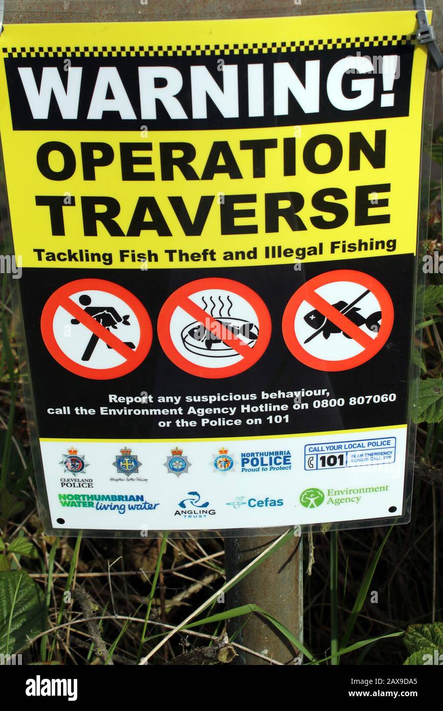 Operation Traverse Fish Protection notify (gegen Fischdiebstähle und illegales Fischen in Großbritannien. Ein Plakat in der Nähe von Privatfischen in Yorkshire. Stockfoto