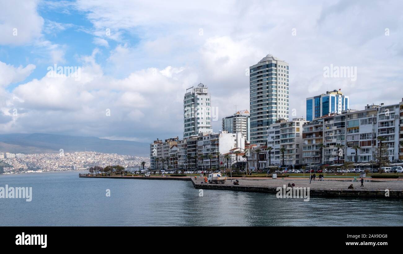 Izmir/Türkei - 02/06/2020: Blick auf die Stadt von der Passagierfähre nach Karsiyaka. Stockfoto