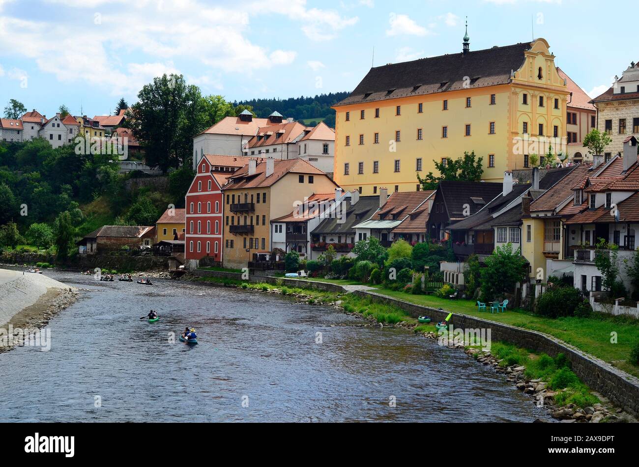 Cesky Krumlov, Tschechien - 11. August 2013: Unidentifizierte Touristen in Gummiflößen und Kanus auf dem Moldaufluss (Vltava) und Wohnungen am Flussufer in der U Stockfoto