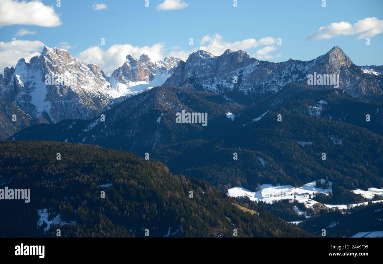 Eine Krone aus hohen Gipfeln umgibt das Pustertal Stockfoto