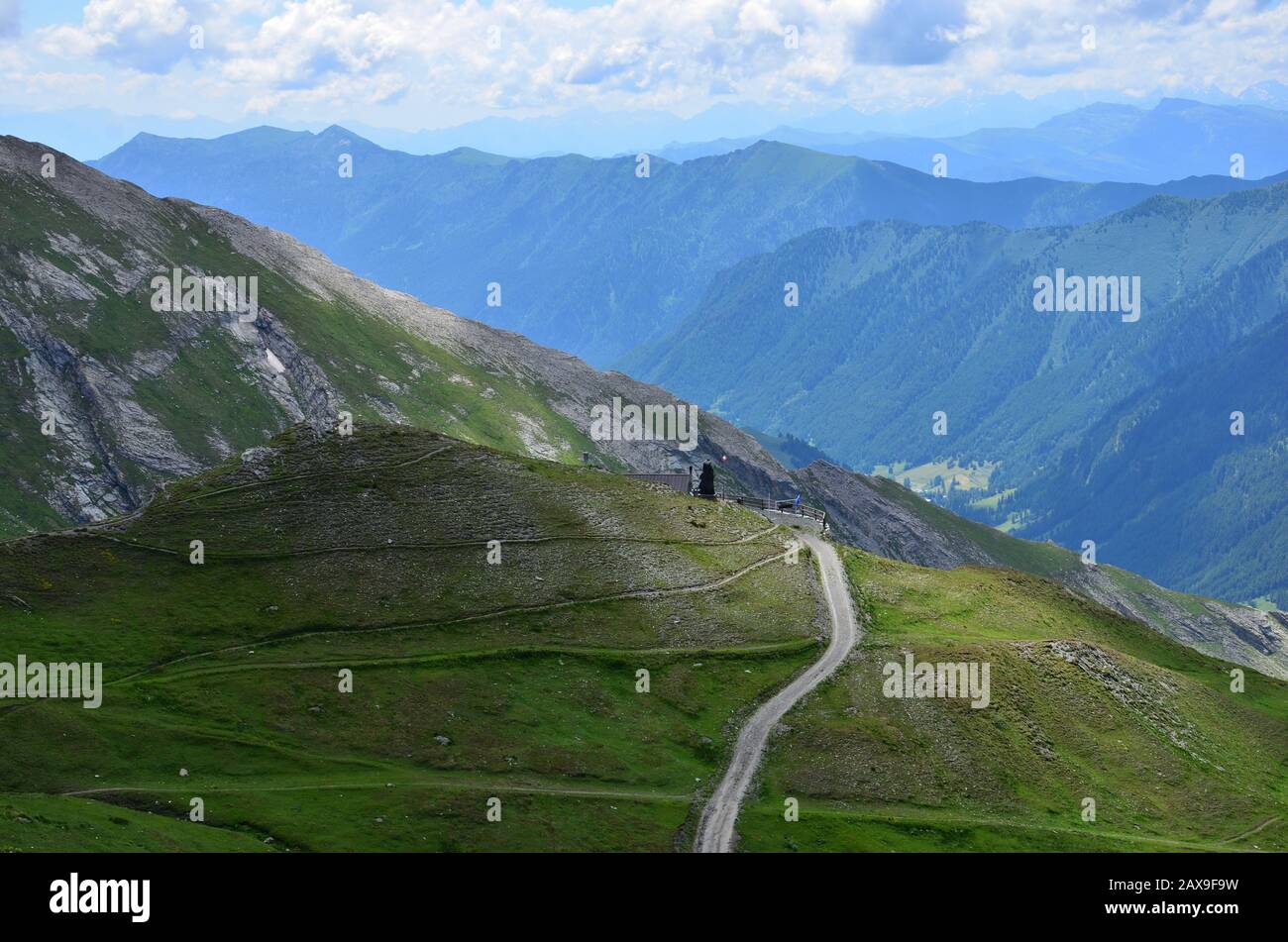 Vom 2748 Meter hohen Colle dell'Agnello aus geht der Blick über eine weite Berglandschaft Stockfoto