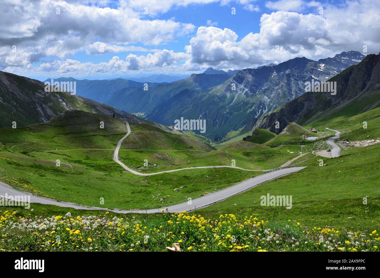 Das Val Varaita von der Spitze von Colle dell'Agnello, dem zweithöchsten Alpenpass Italiens Stockfoto