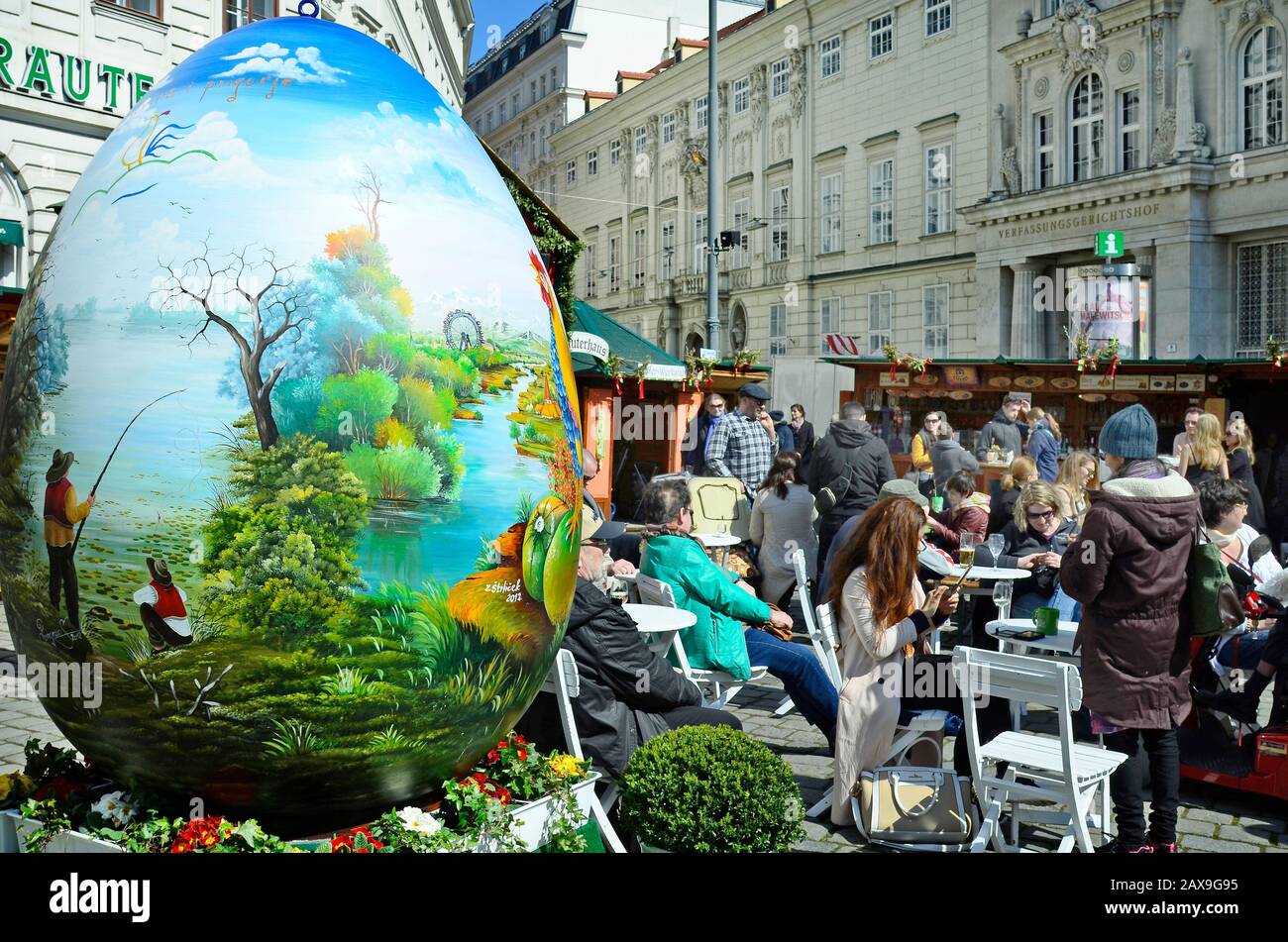 Wien, Österreich - 27. März 2016: Nicht identifizierte Personen und Arful dekoriert Riesen Osterei auf traditionellen Ostermarkt auf der Freyung Square Stockfoto