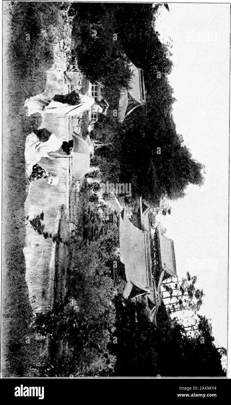 Blaues Wasser und Grün und Fernost heute . k, 25 Fuß über dem Wasser, und ein halbes Dutzend davon sind davon entfernt. Ich zählte die Körbe, die aufgingen und sie durchschnittlich dreißig bis zur Minute, eine halbe Scheffel alle zwei Sekunden, keine Bewegung verschwendet, keine falsche Bewegung, die Perfektion der körperlichen Anstrengung, sowohl Frauen als auch Männer. Es scheint primitiv und absurd in diesen Tagen der Dampf, aber der Ingenieur sagt mir, dass die Koalierung hier schneller und billiger ist als in jedem anderen Hafen der Welt.Handarbeit hier ist billiger als Dampf, und die Nip-Pon nahm in sieben Stunden 1800 Tonnen Kohle ein. Es war ein wunderbarer Sig Stockfoto