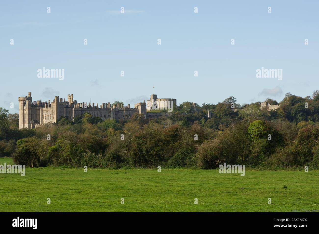 Blick auf Arundel Castle vom Fluss Arun Wiesen in West Sussex, England Stockfoto