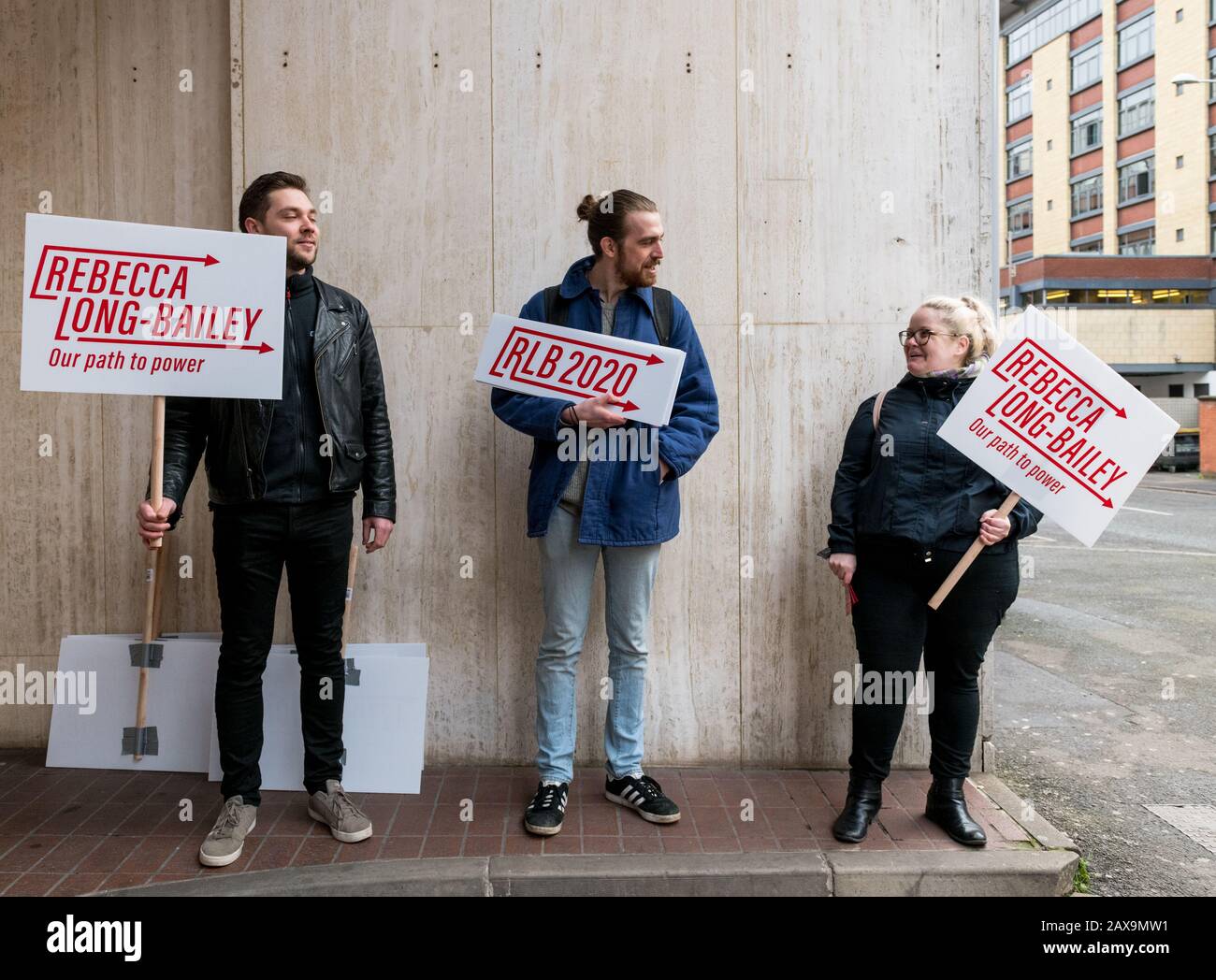 Anhänger von Rebecca Long-Bailey der Kandidat für die Labour-Partei-Führung wartet vor den Nottingham Husten mit Vorständen. Stockfoto