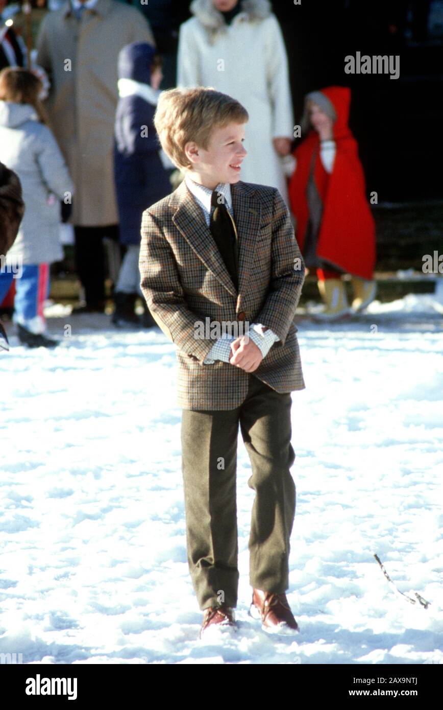 Peter Phillips besucht am Weihnachtstag im Sandringham House, Norfolk, England, die Kirche im Schnee Stockfoto