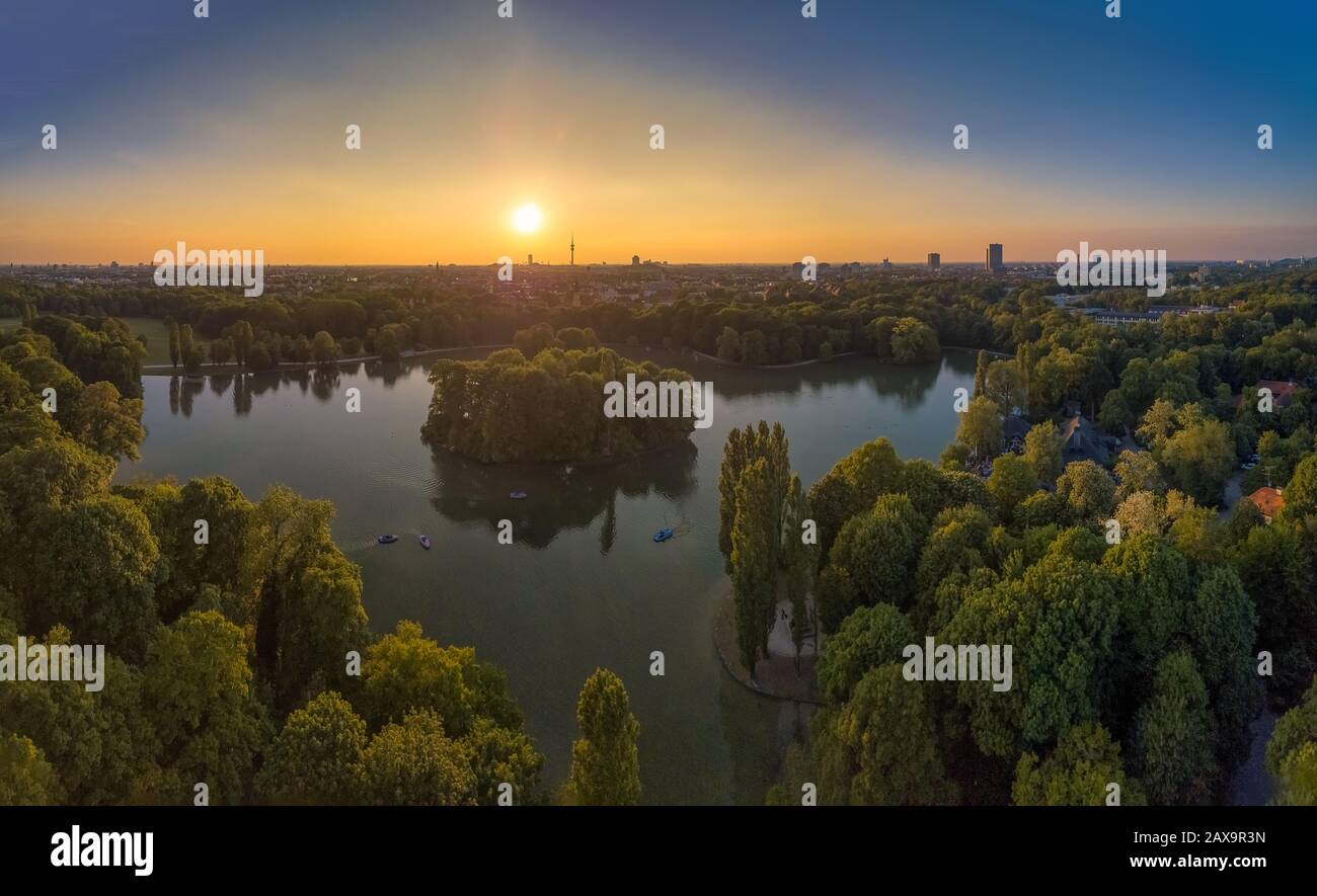 Blick auf den Sonnenuntergang über einem See in einem Münchner Park in deutschland. Stockfoto