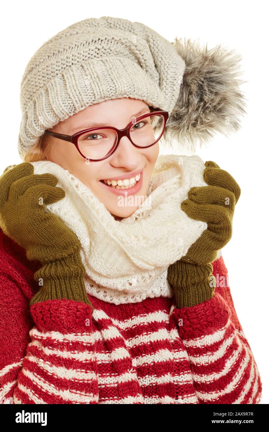 Lächelnde junge Frau im Winter mit Hut und Schal Stockfoto