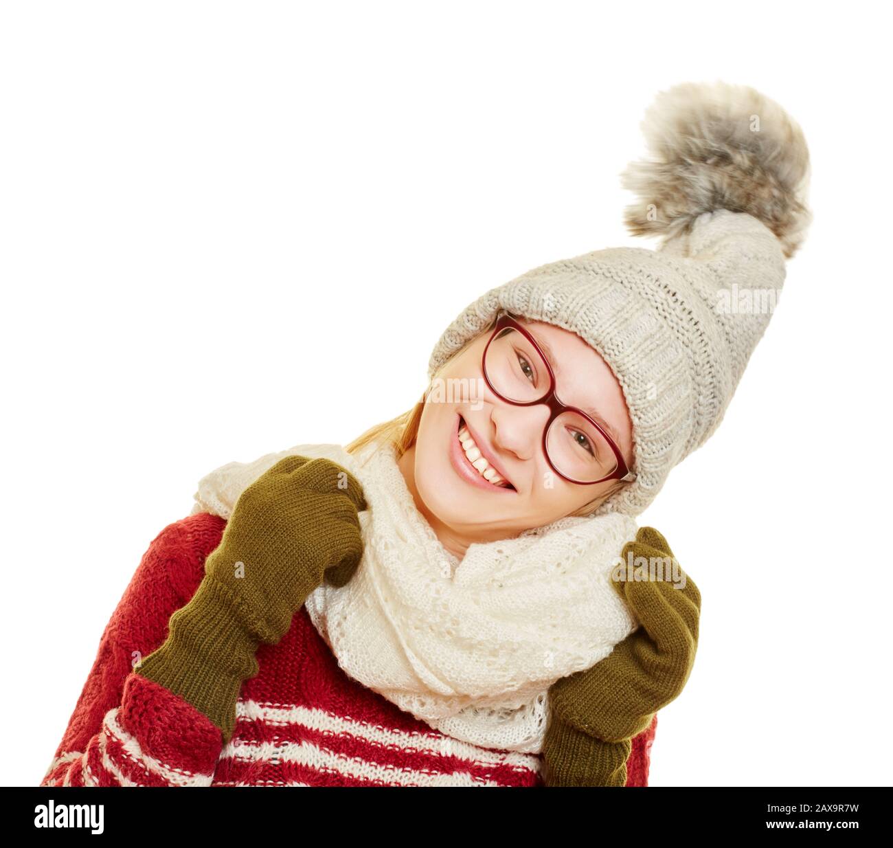Junge lächelnde Frau im Winter mit Schal und Hut Stockfoto