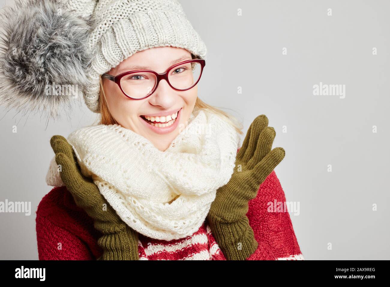 Junge Frau in Winterkleidung im Winter mit Schal und Hut Stockfoto