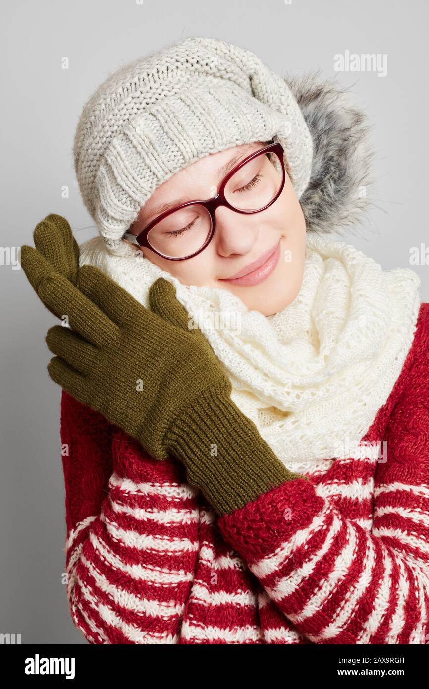 Junge Frau im Winter schwärmt auf ihrem Schal Stockfoto