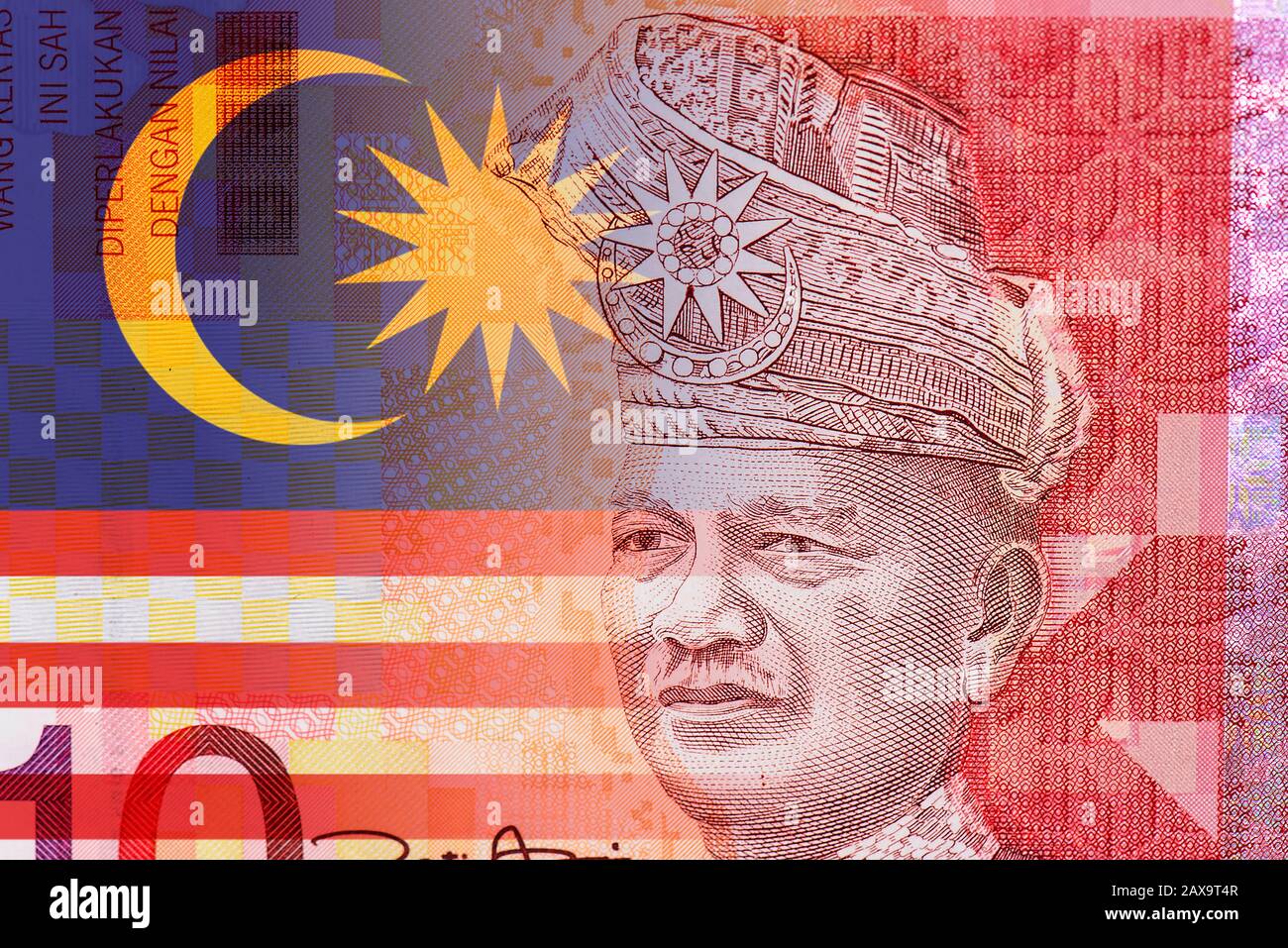 Nahaufnahme malaysischer Gelder, malaysischer Währung und Porträt von Abdul Rahman mit malaysischer Flagge Stockfoto