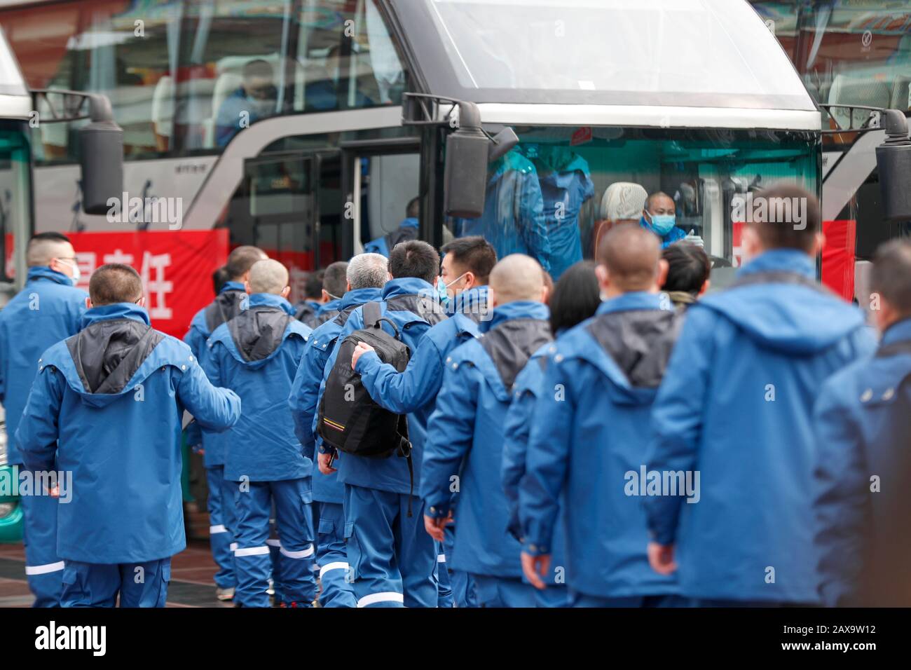 Chongqing. Februar 2020. Die Mitglieder des medizinischen Teams nehmen eine Buslinie zum internationalen Flughafen Chongqing Jiangbei im Südwesten Chinas Chongqing, 11. Februar 2020. Ein Team aus 159 medizinischen Mitarbeitern aus Chongqing verließ am Dienstag die Stadt Xiaogan in der Provinz Hubei, um die neuartigen Kontrollmaßnahmen für Coronavirus dort zu unterstützen. Sie werden mit der ersten Reihe von medizinischen Arbeitern zusammenarbeiten, die am 26. Januar dorthin geschickt wurden. Kredit: Huang Wei/Xinhua/Alamy Live News Stockfoto