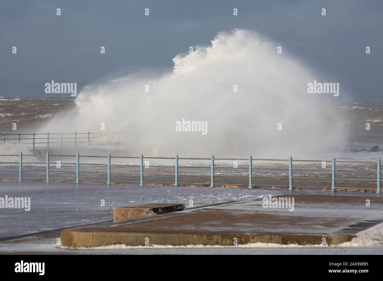 Morecambe Lancashire, Großbritannien. Februar 2020. Anhaltende starke Winde und 10 m Gezeiten bringen Wellen über die Promenade in Morecambe in dieser Mittagszeit Credit: Photographing North/Alamy Live News Stockfoto