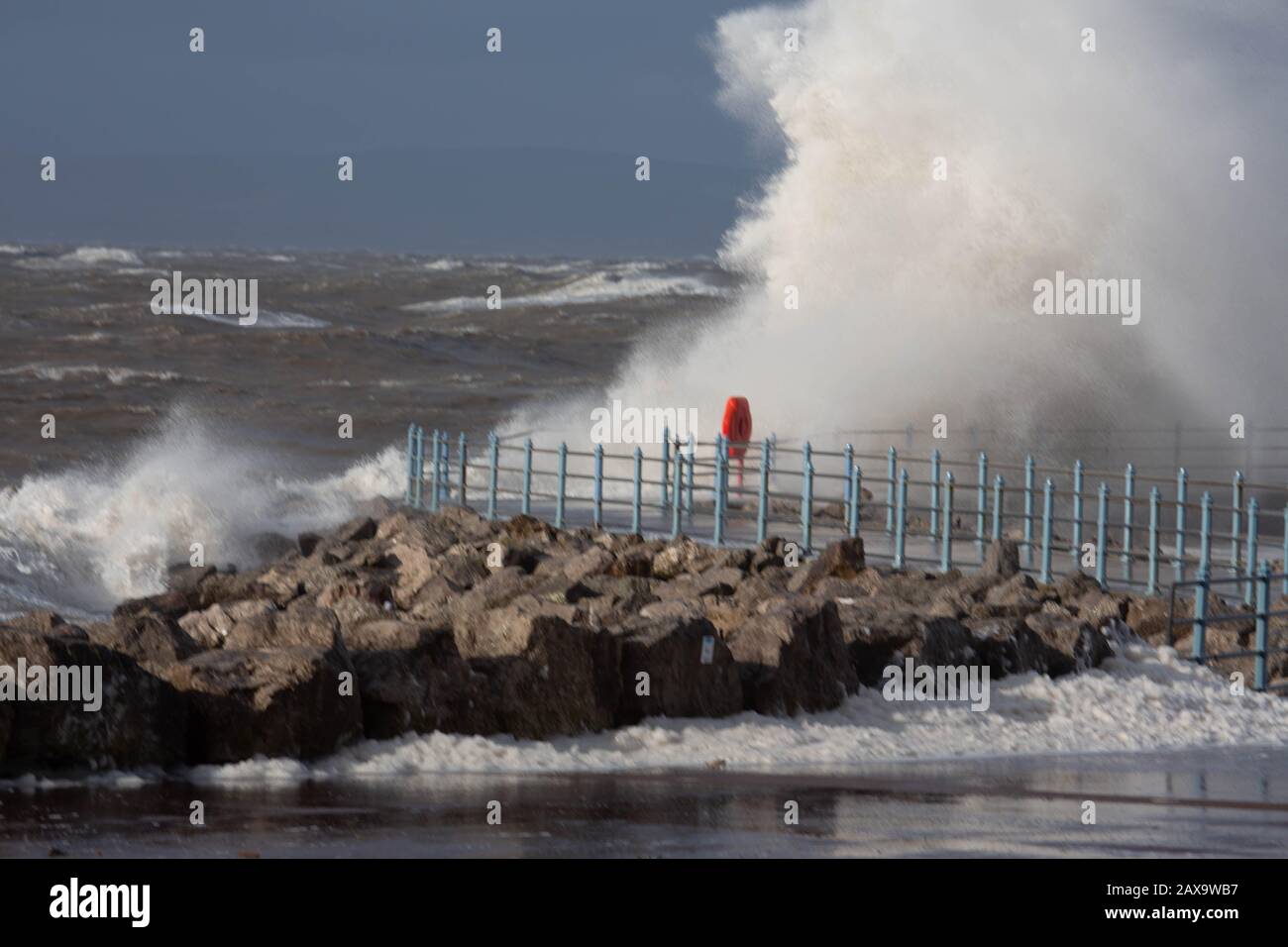 Morecambe Lancashire, Großbritannien. Februar 2020. Anhaltende starke Winde und 10 m Gezeiten bringen Wellen über die Promenade in Morecambe in dieser Mittagszeit Credit: Photographing North/Alamy Live News Stockfoto