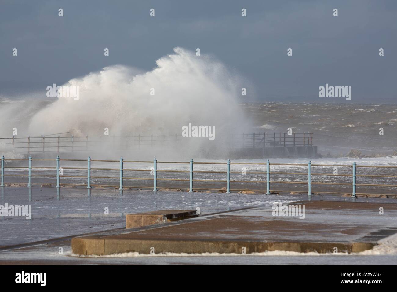Morecambe Lancashire, Großbritannien. Februar 2020. Anhaltende starke Winde und 10 m Gezeiten bringen Wellen über die Promenade in Morecambe in dieser Mittagszeit Credit: Photographing North/Alamy Live News Stockfoto