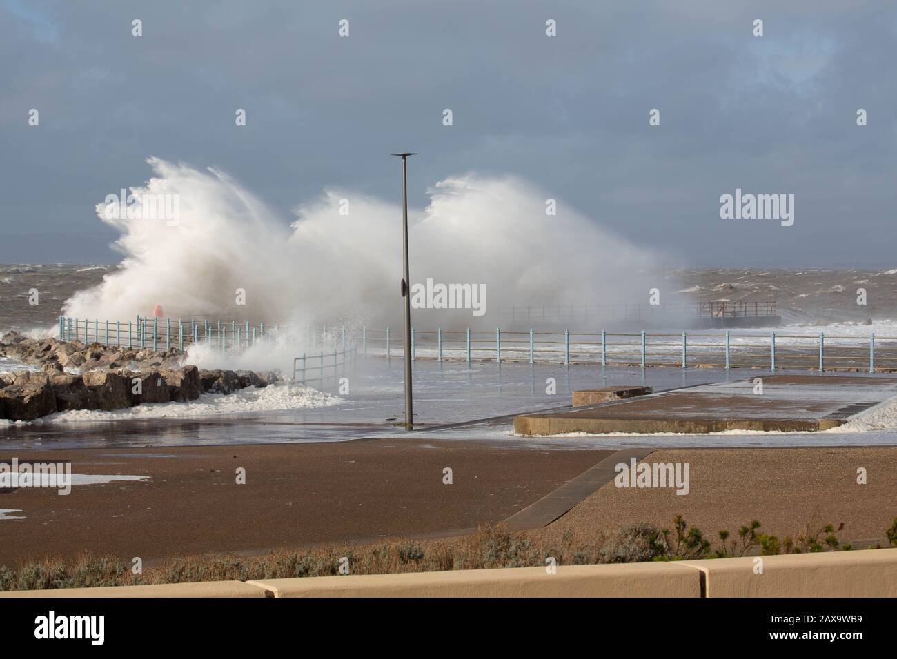 Morecambe Lancashire, Großbritannien. Februar 2020. Anhaltende starke Winde und 10 m Gezeiten bringen Wellen über die Promenade in Morecambe in dieser Mittagszeit Credit: Photographing North/Alamy Live News Stockfoto